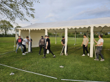 Opbouwen tent op sportpark 'Het Springer' (maandag 29 april 2024) (17/41)